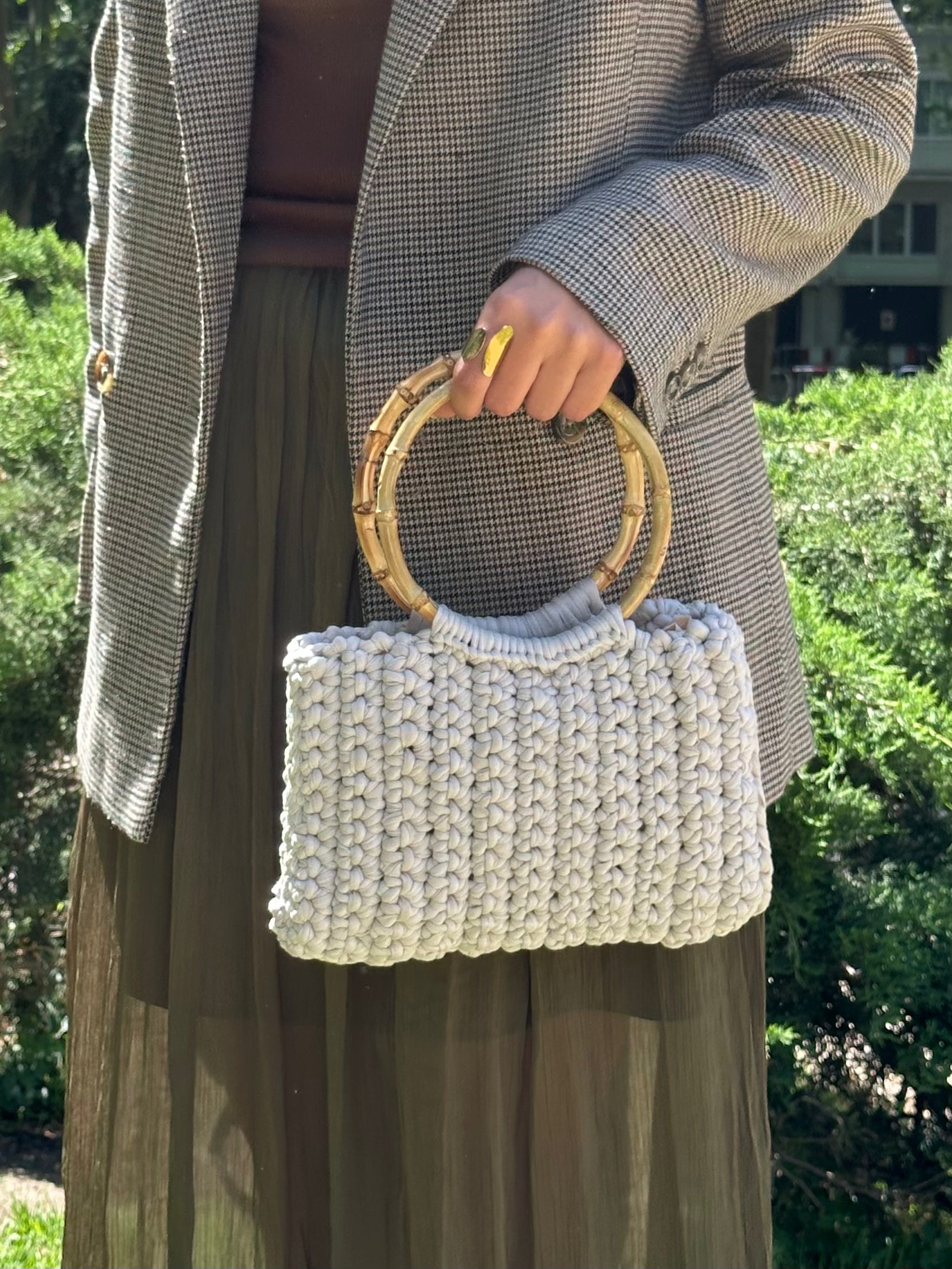 Bolso color crudo con asa de bambú