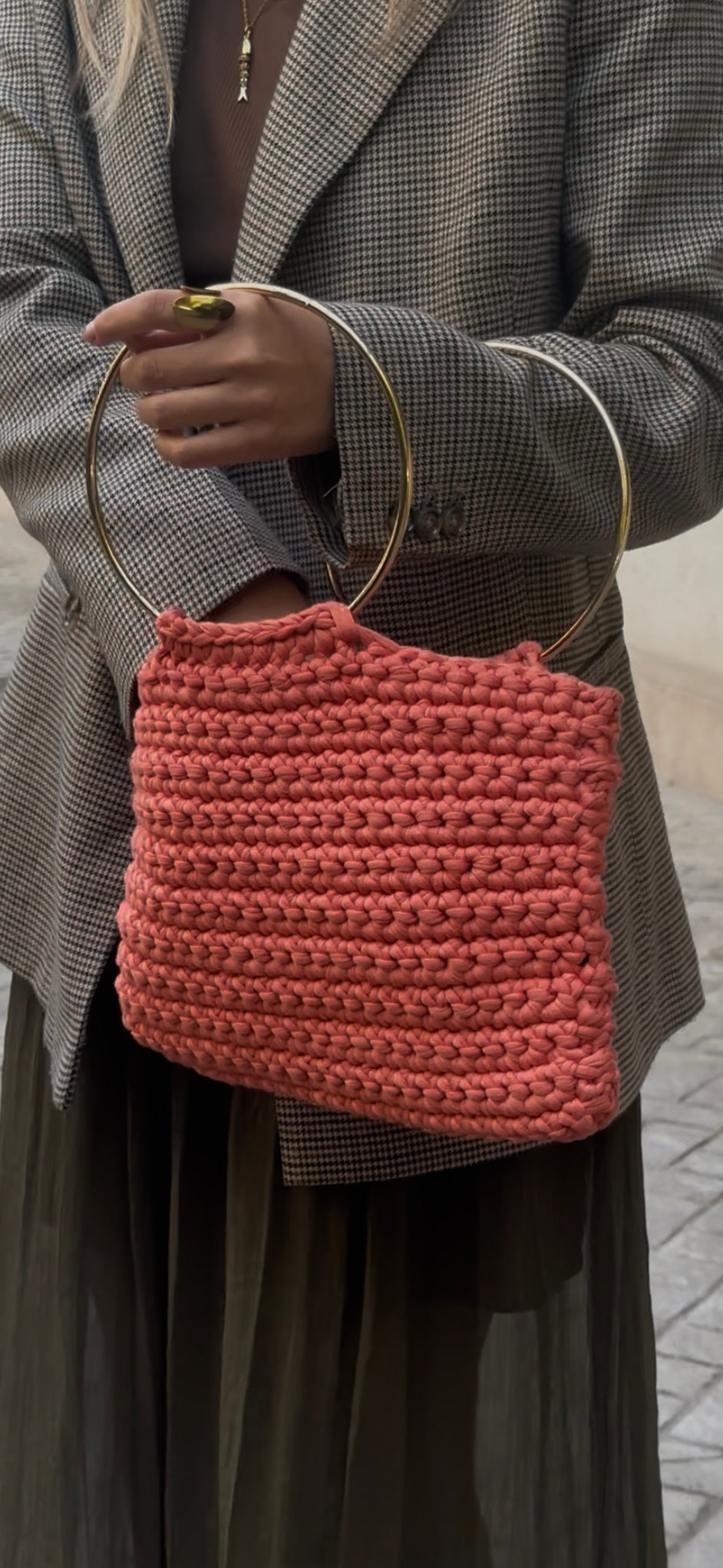 Bolso salmón con asa dorada