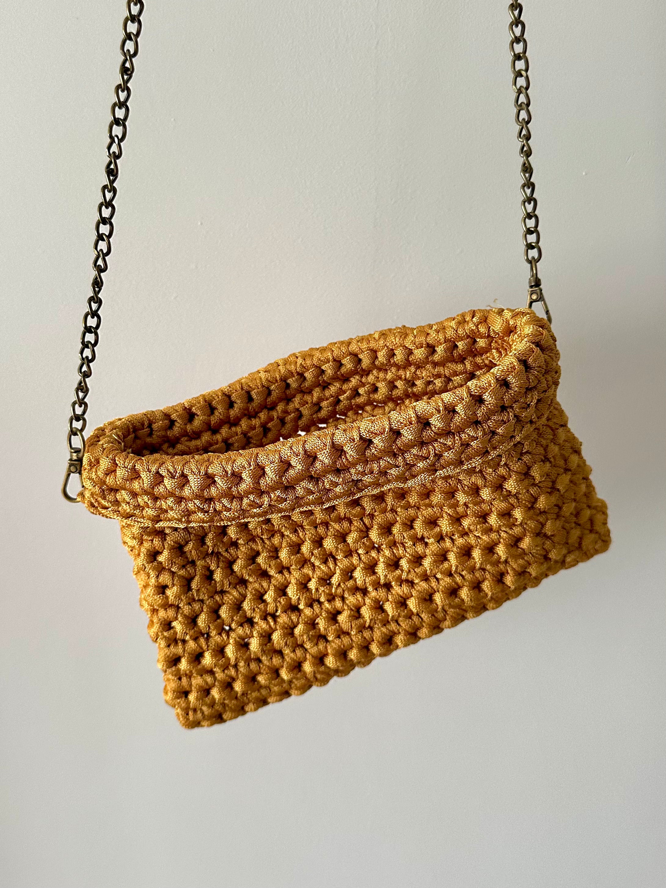 Bolso dorado con cadena