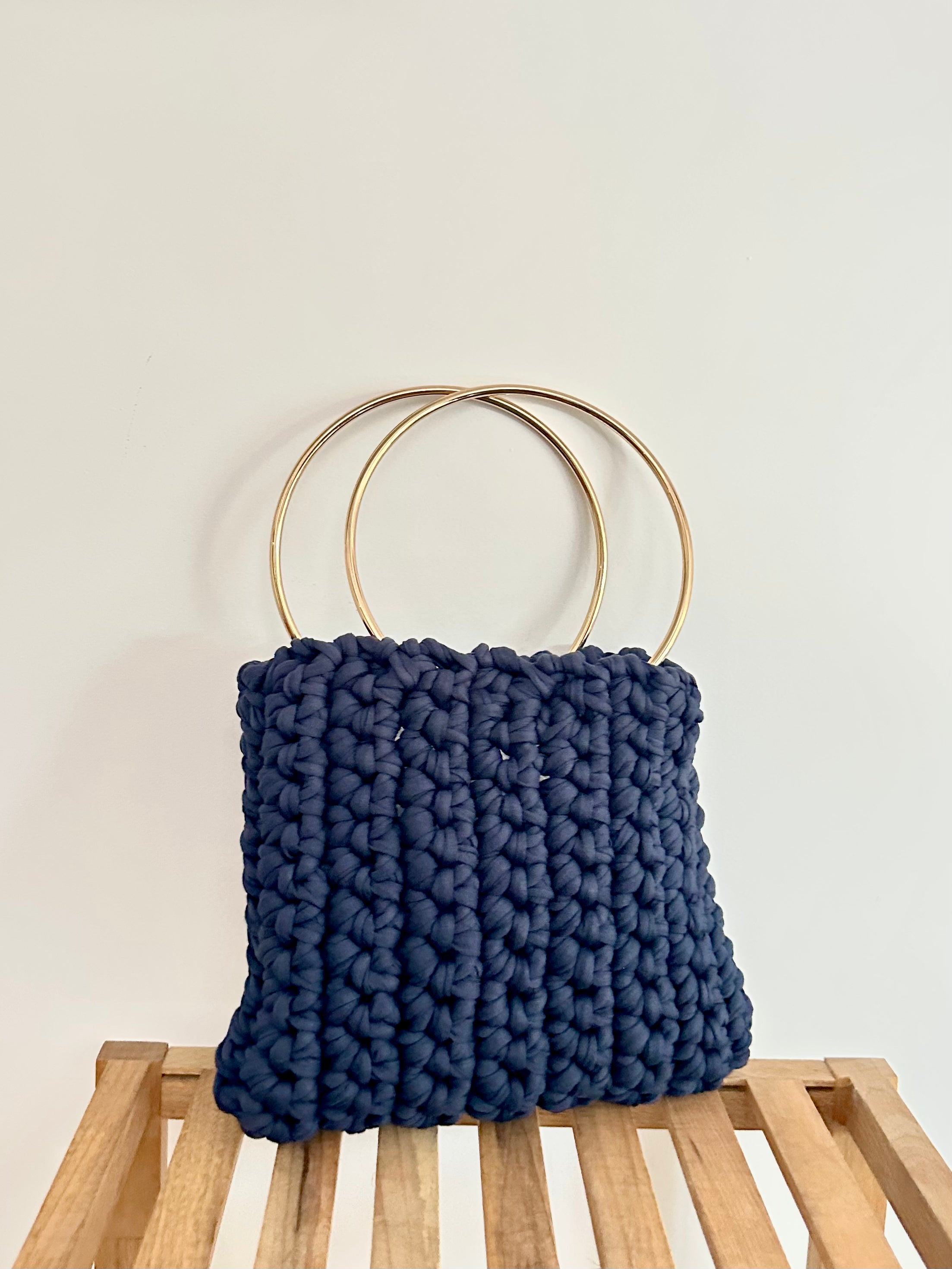 Bolso azul noche con asa dorada