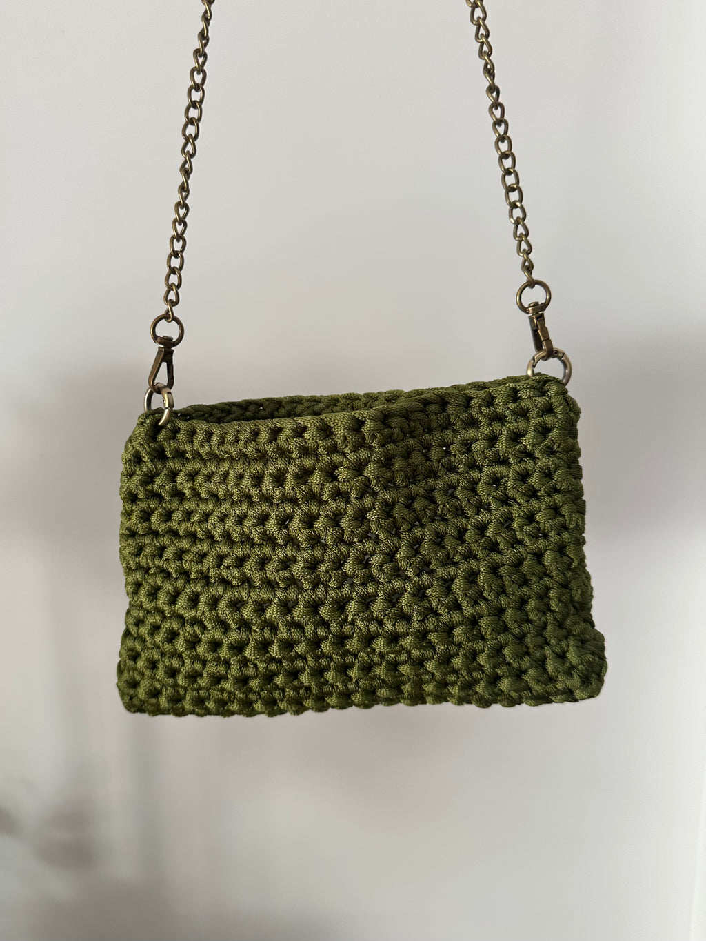 Bolso verde oliva con cadena dorada