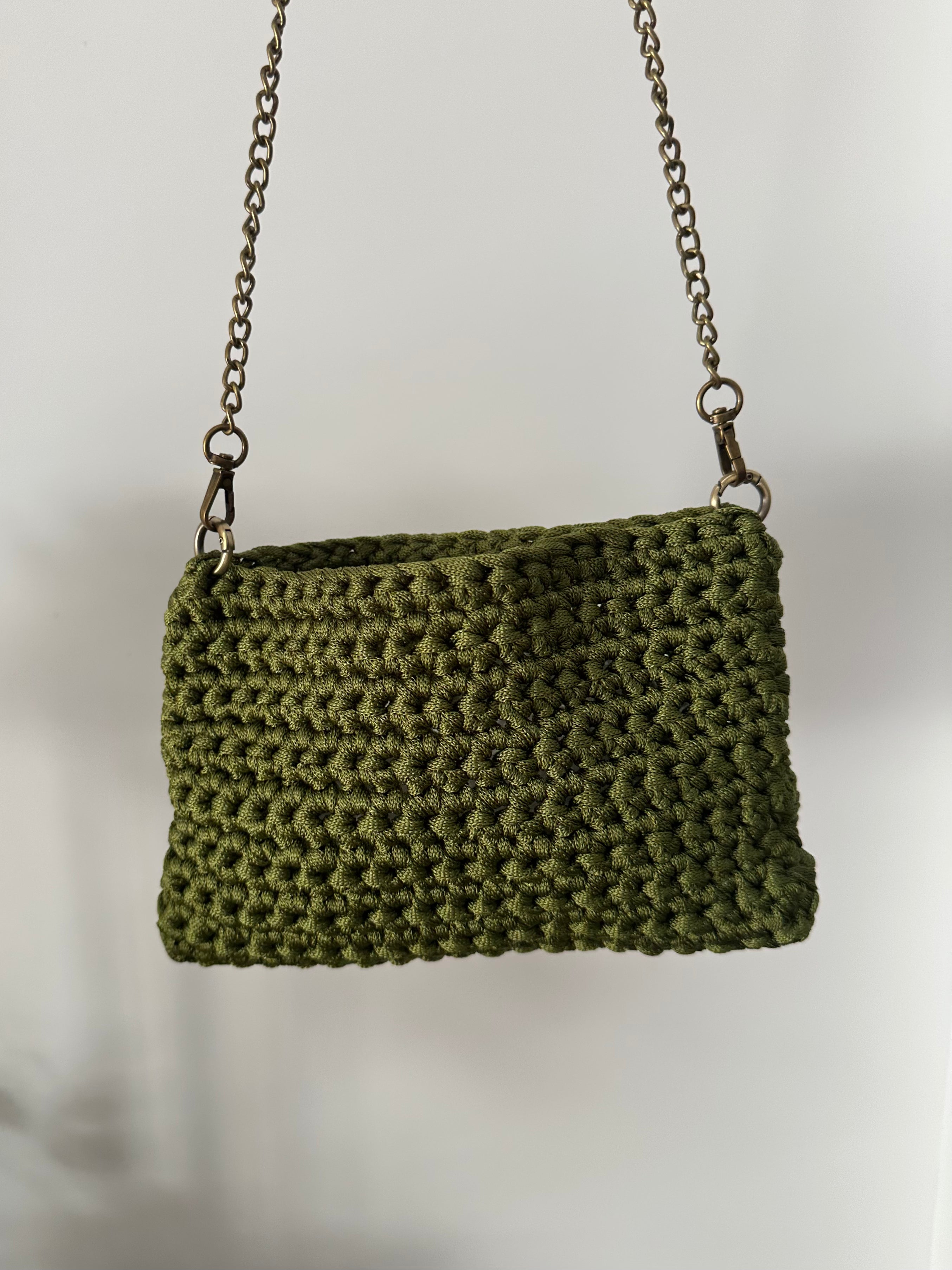 Bolso verde oliva con cadena dorada