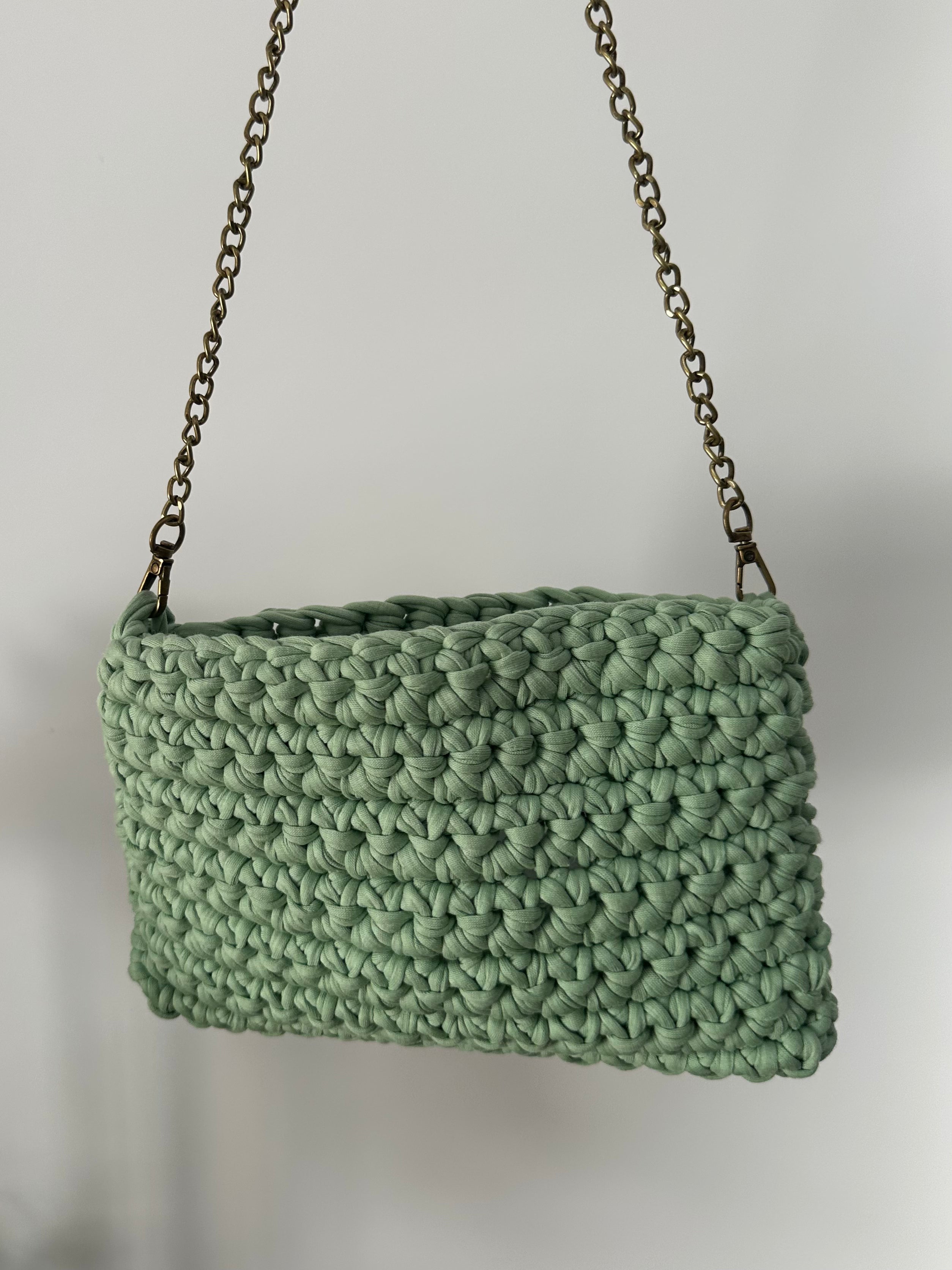 Bolso verde menta con cadena dorada