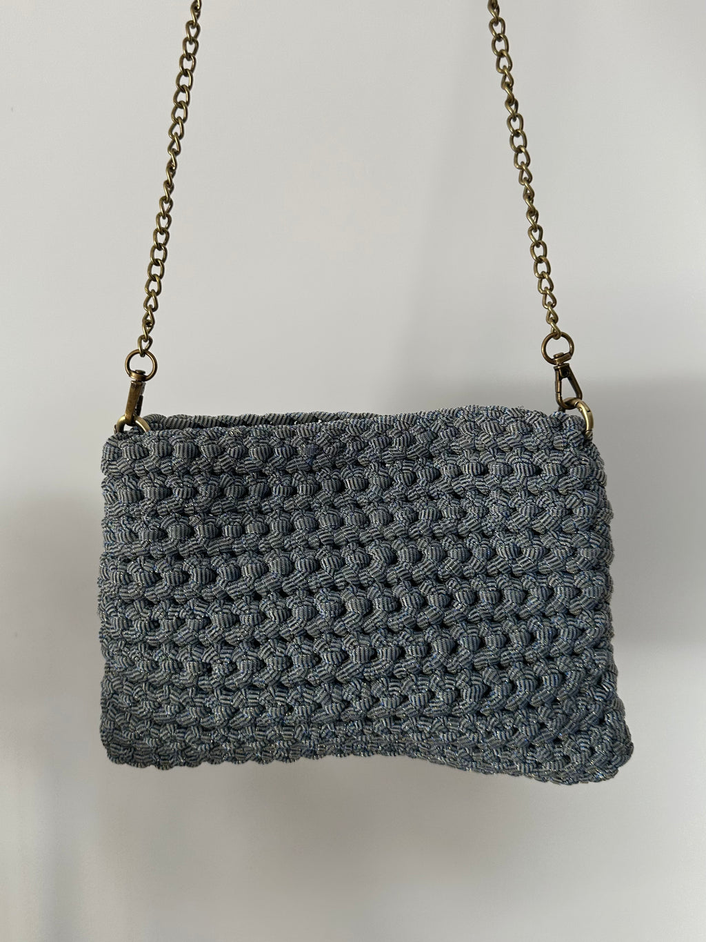 Bolso azul denim con cadena dorada
