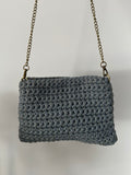 Bolso azul denim con cadena dorada
