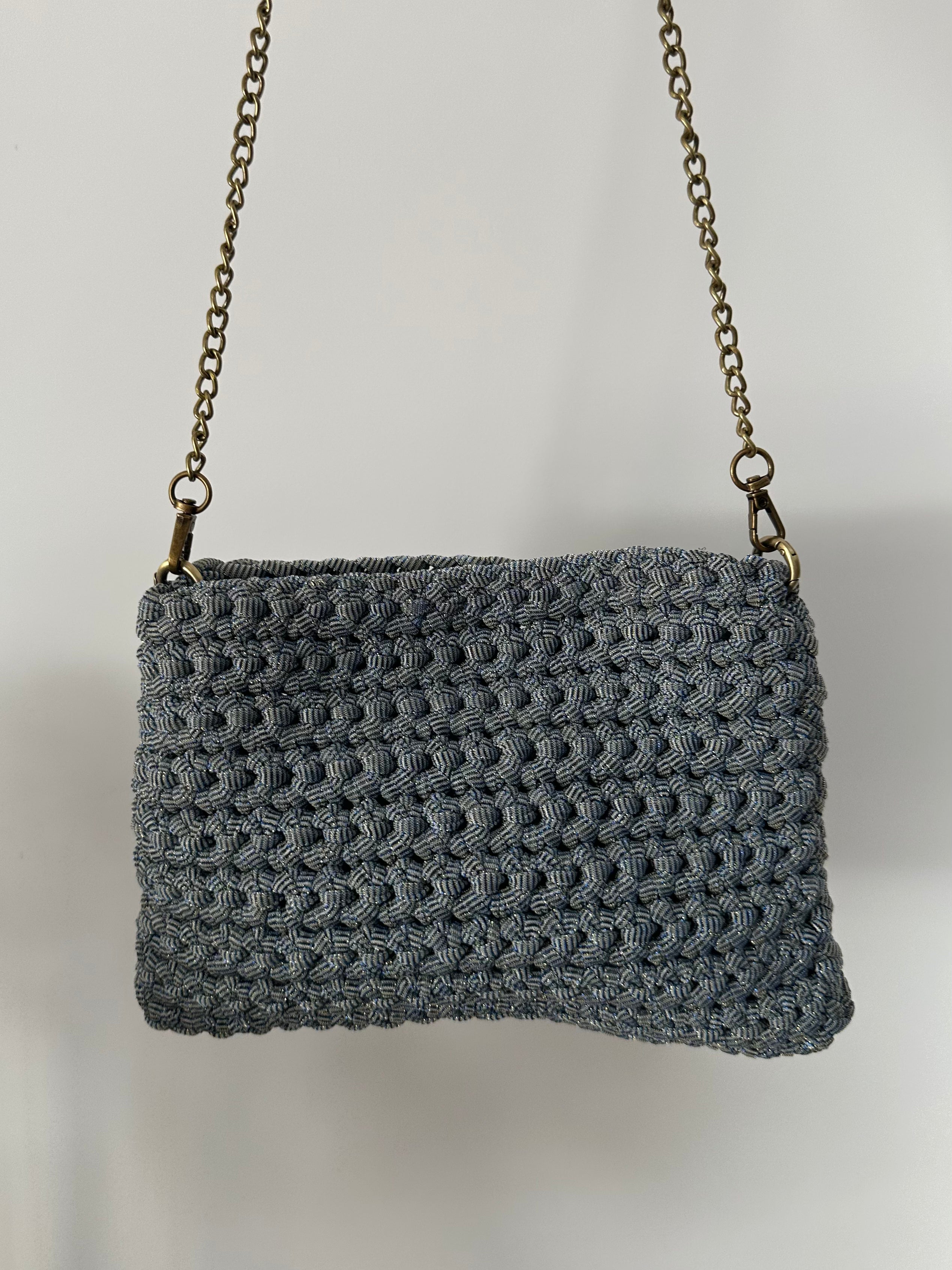 Bolso azul denim con cadena dorada