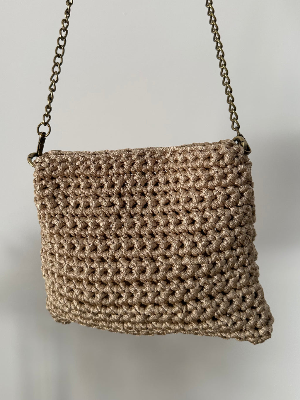 Bolso champán con cadena dorada