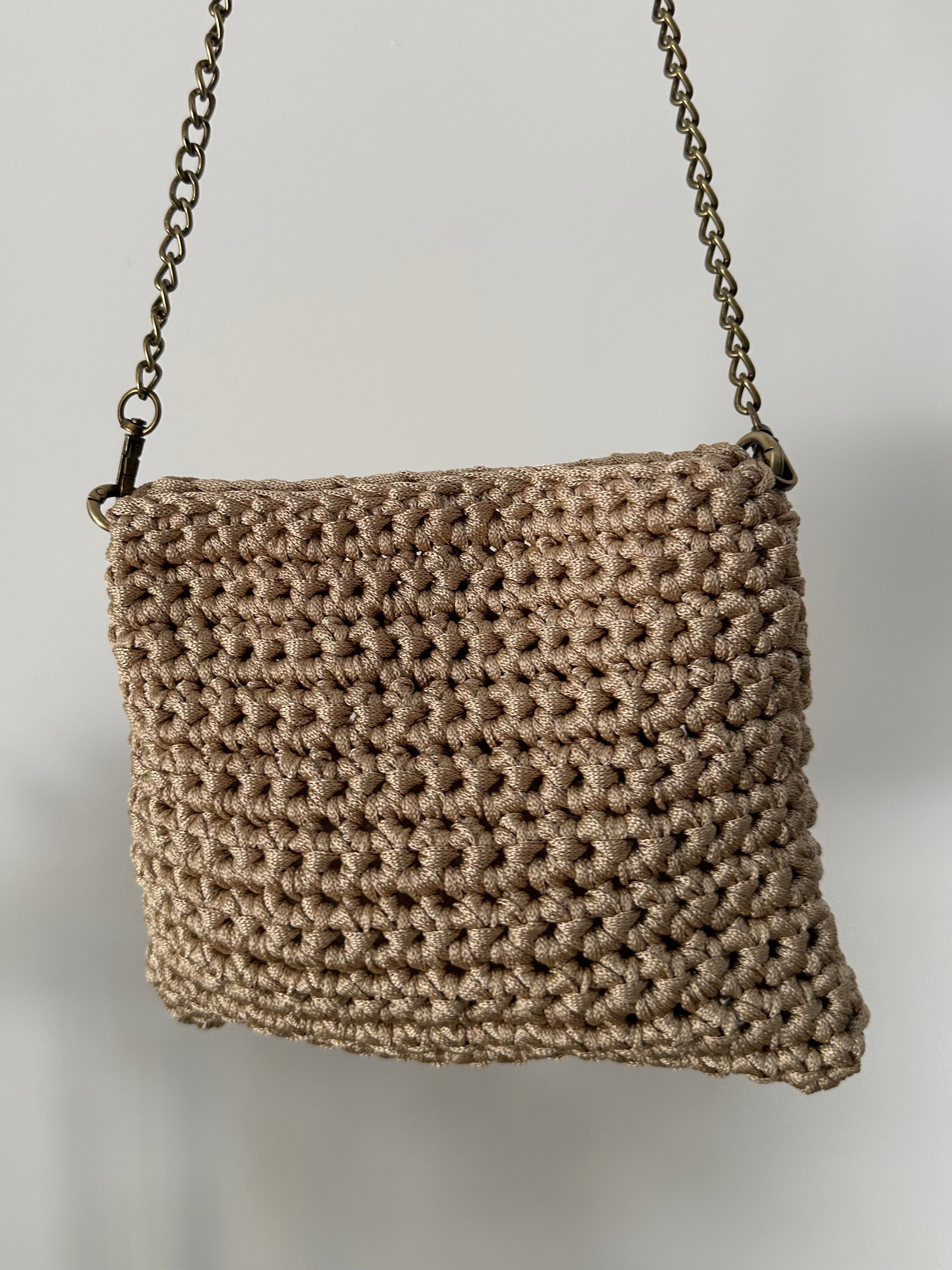 Bolso champán con cadena dorada