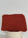Bolso de mano sobre teja