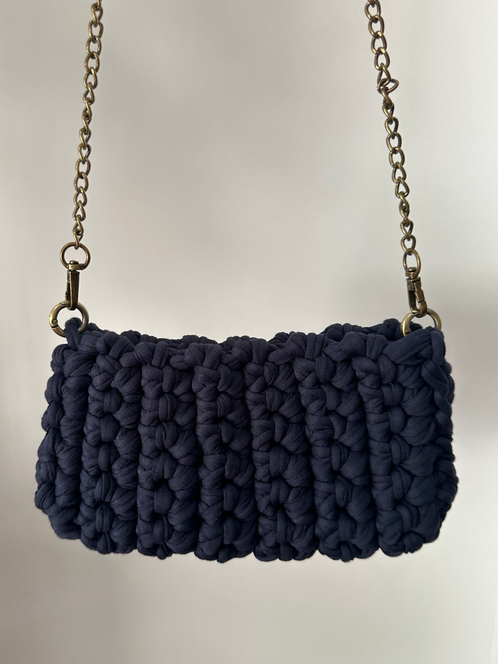 Bolso azul marino con cadena dorada