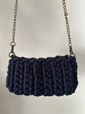 Bolso azul marino con cadena dorada