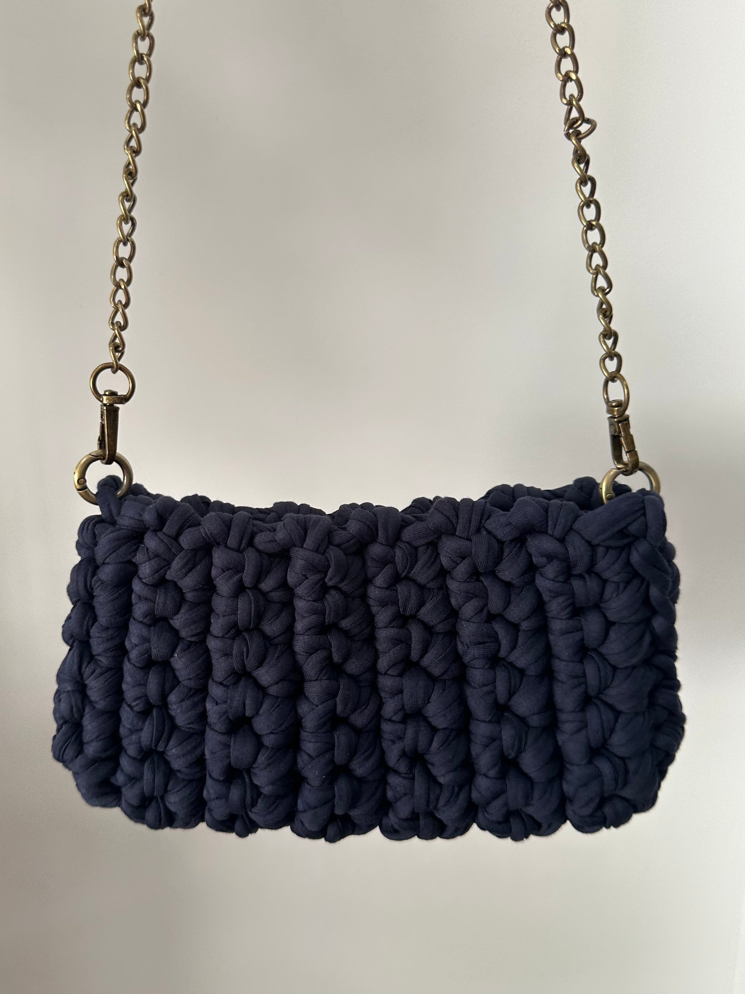 Bolso azul marino con cadena dorada