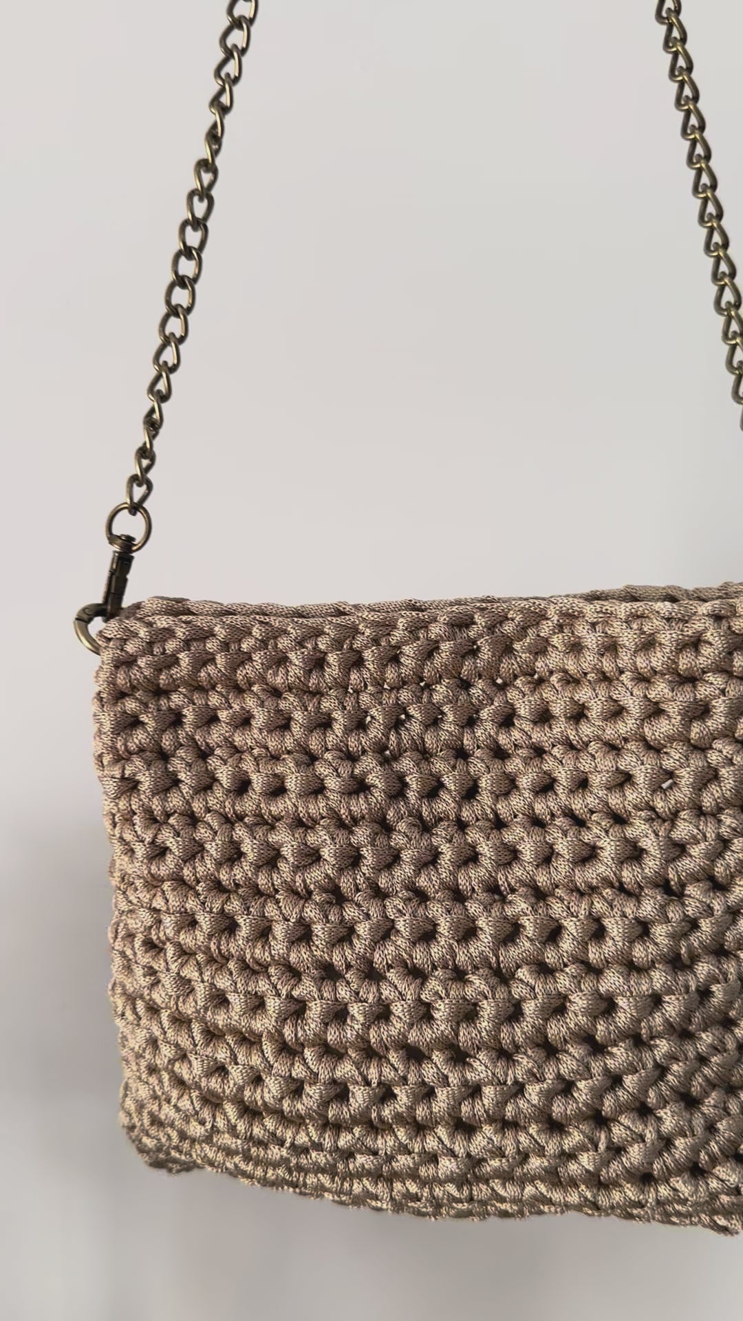 Bolso champán con cadena dorada
