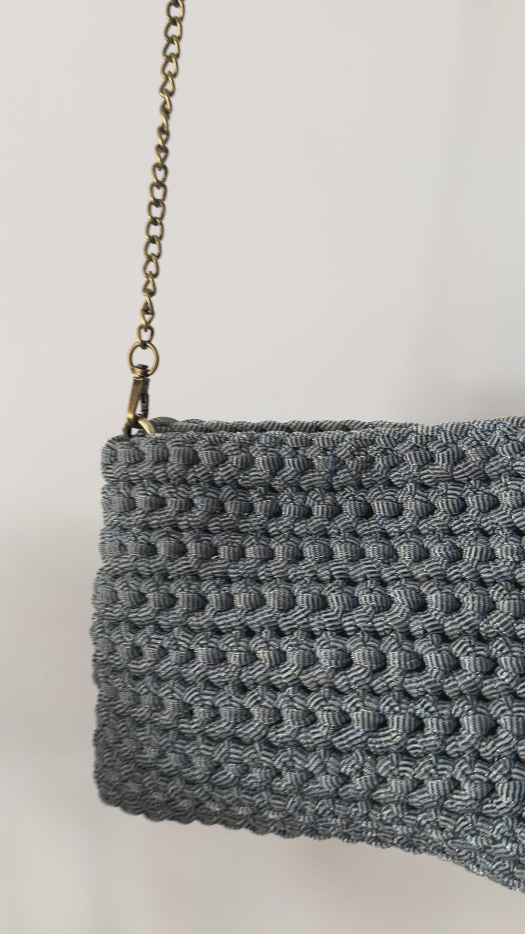 Bolso azul denim con cadena dorada