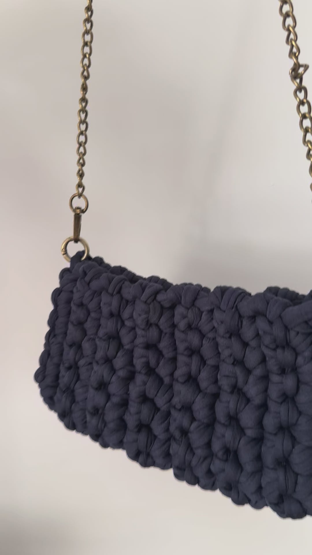 Bolso azul marino con cadena dorada