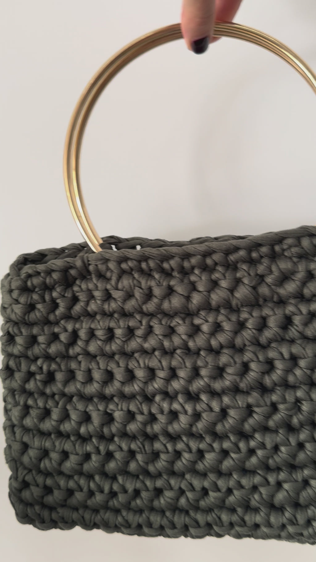 Bolso verde montaña con asa dorada
