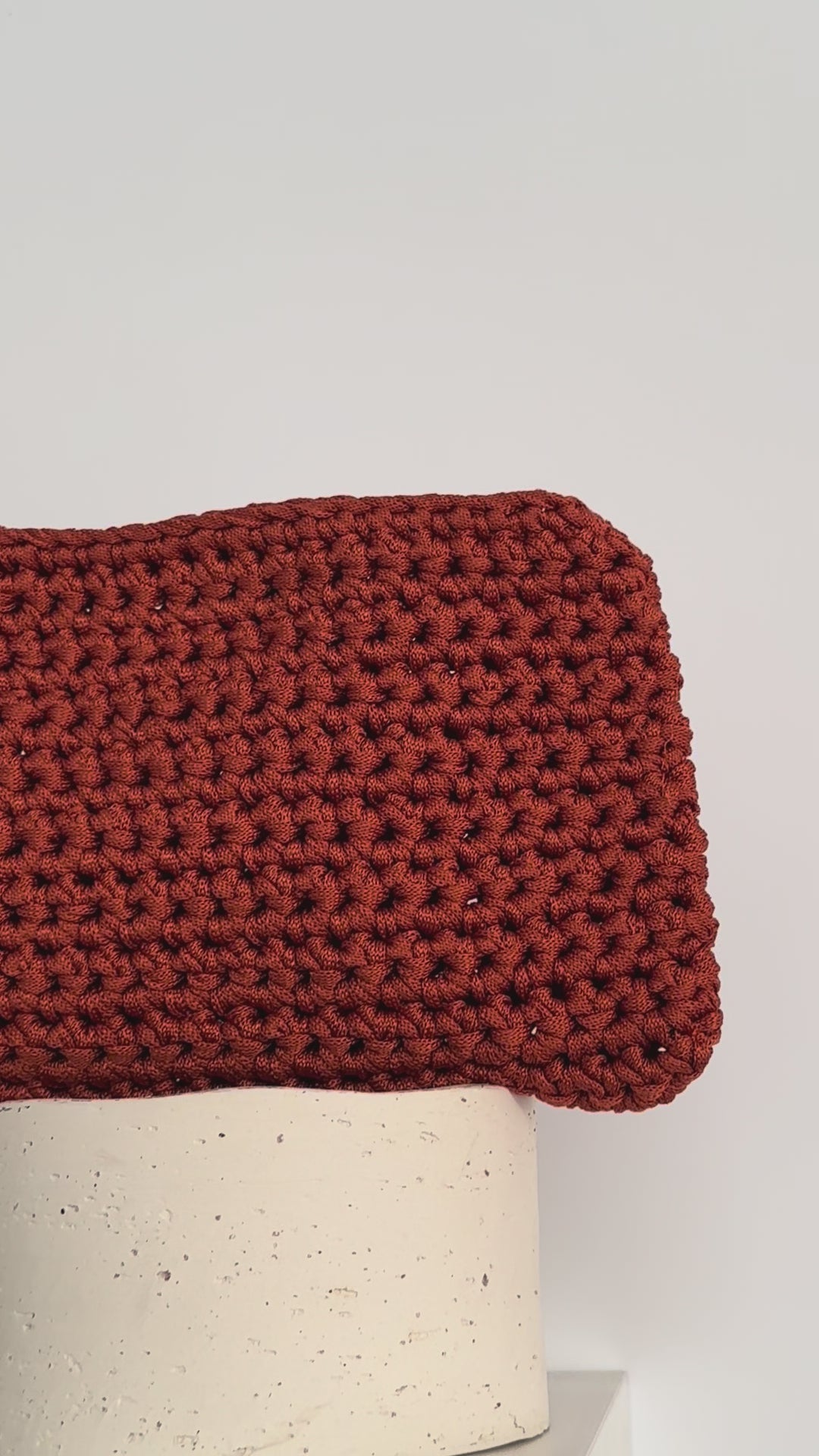 Bolso de mano sobre teja