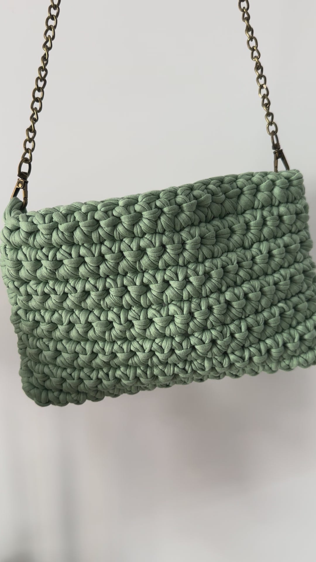 Bolso verde menta con cadena dorada