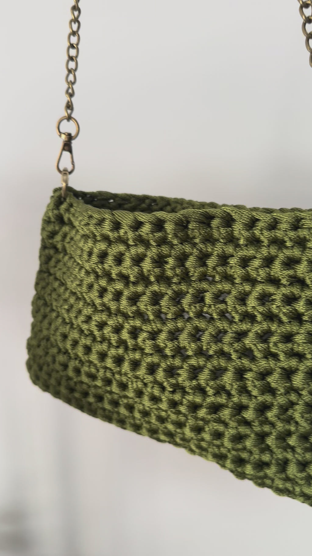 Bolso verde oliva con cadena dorada