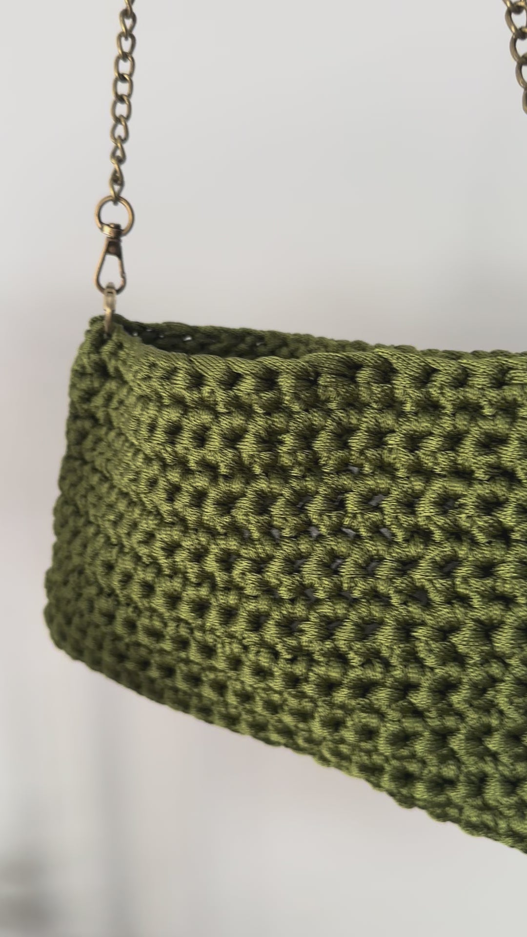 Bolso verde oliva con cadena dorada