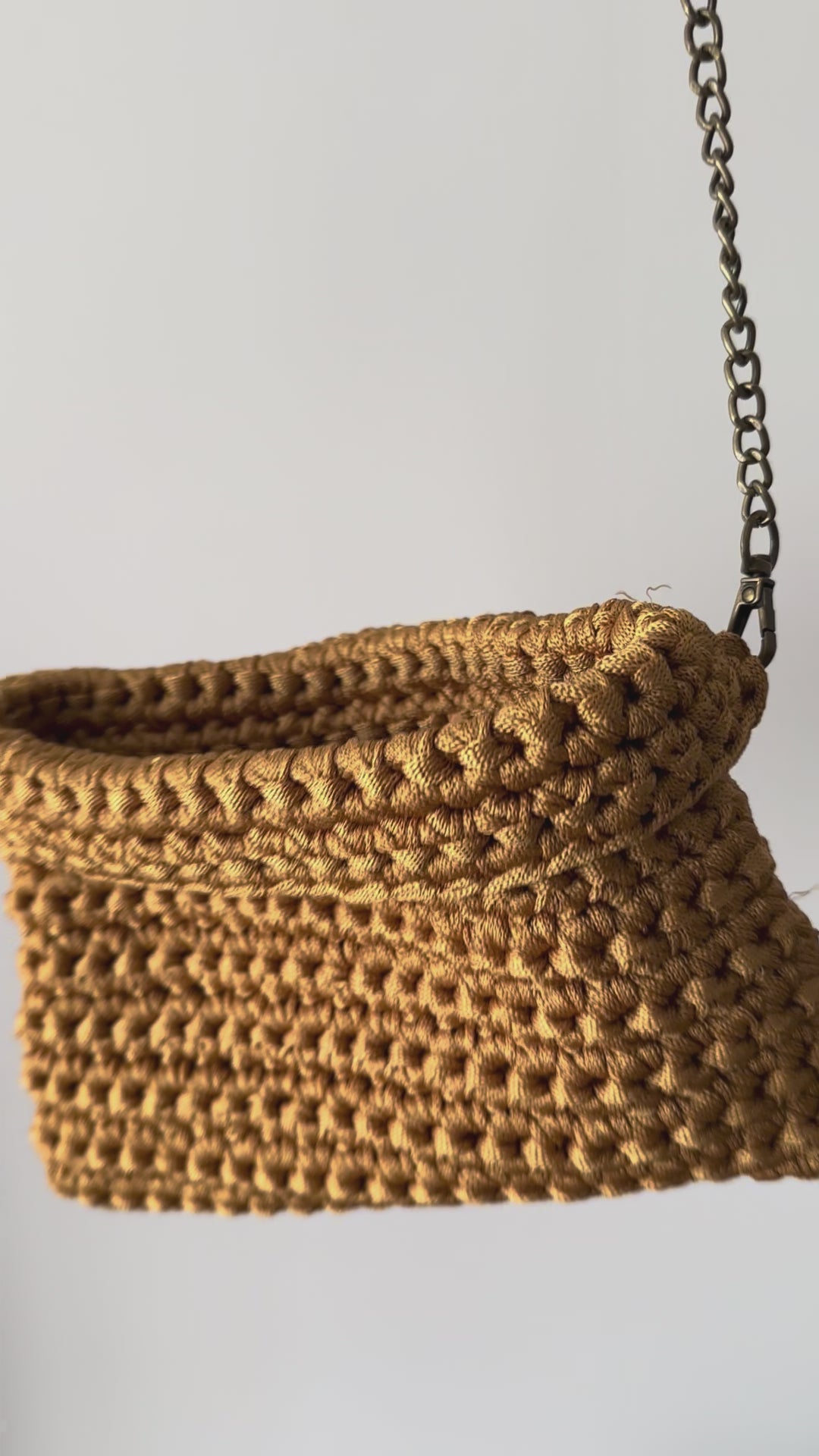 Bolso dorado con cadena