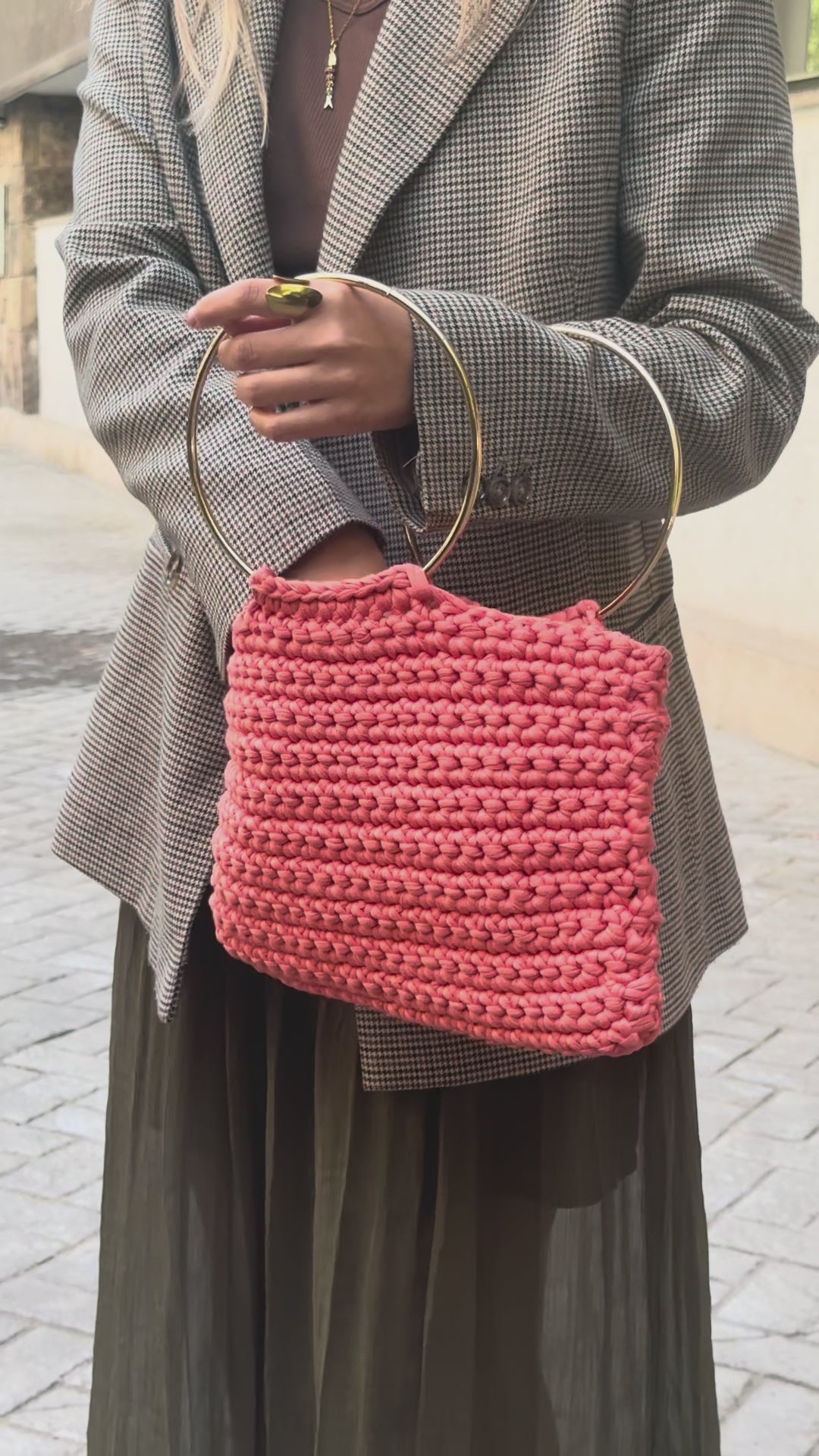 Bolso salmón con asa dorada